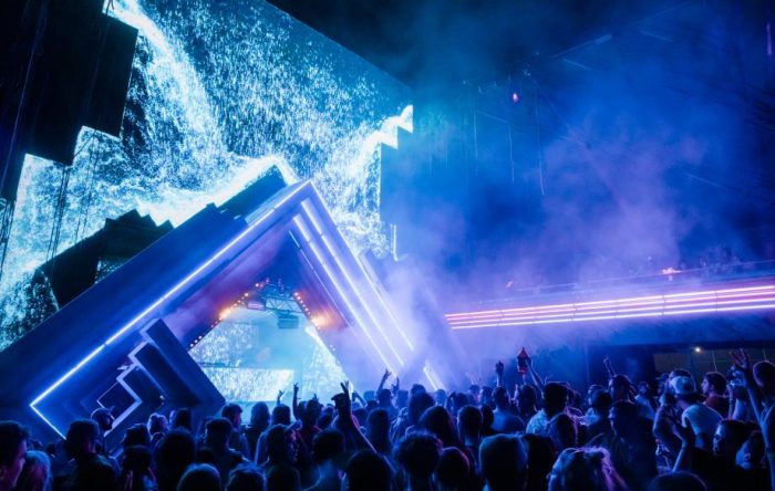 ANDREW-WHITTON-NME-GLASTO19-1318-WEB-920x584