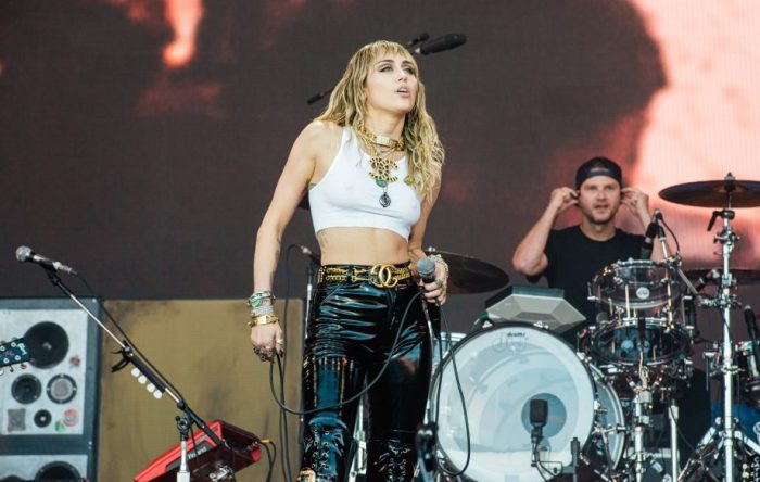 MILEY-CYRUS-CAROLINA-FARUOLO-NME-GLASTO19-30175527-920x584